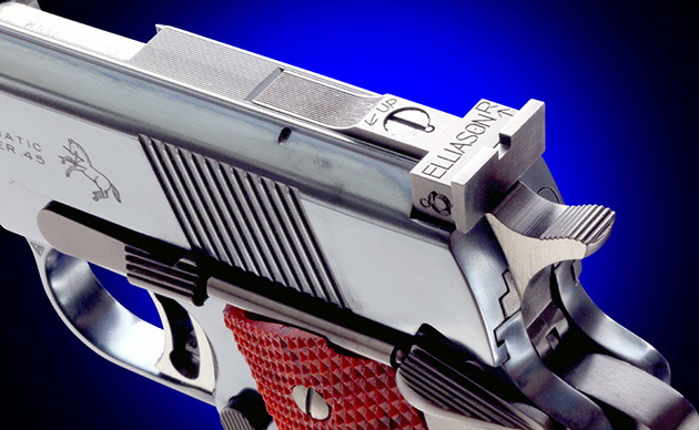 ハンドメイドによる丹念なポリッシュ仕上げ