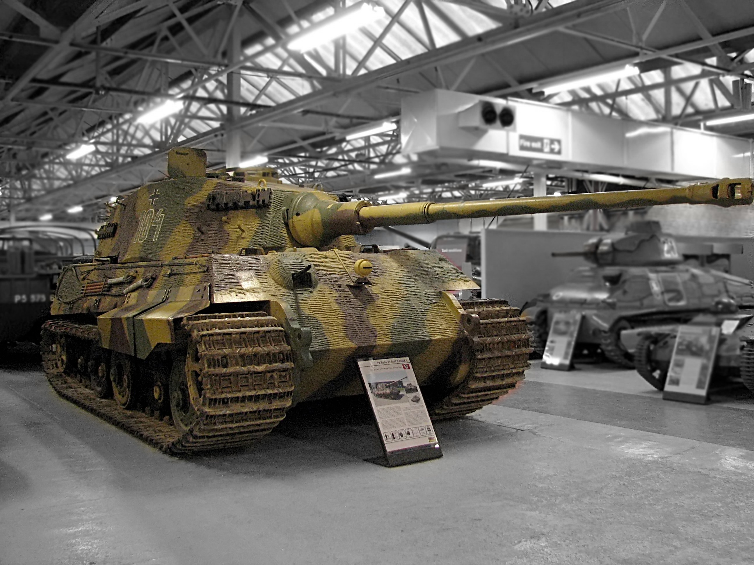 Bovington_Tiger_II_grey_bg