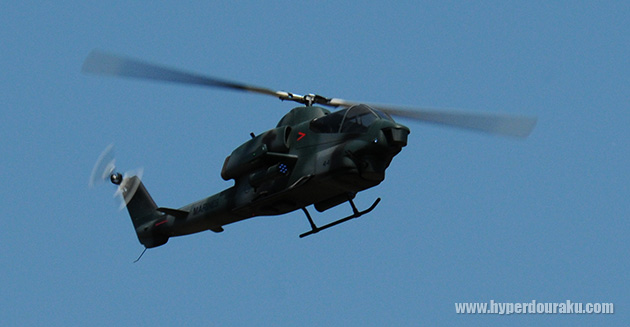 AH-1Sのスケールモデルが飛んでいる