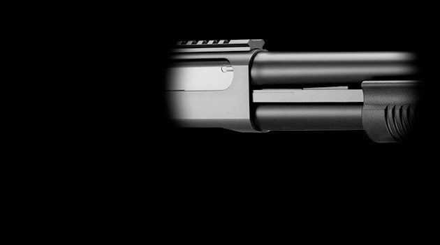 ポンプアクション式のショットガン