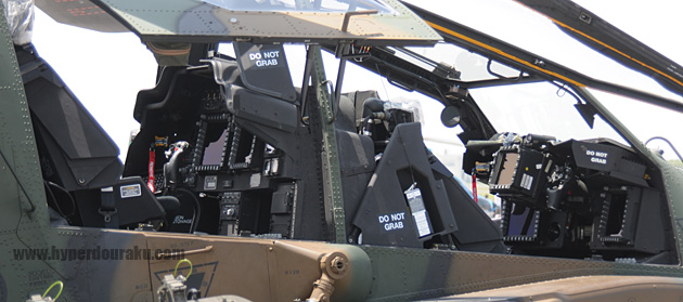 AH-64D コクピット