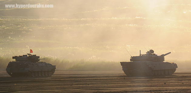 夕焼けに反射する90式戦車と89式装甲戦闘車