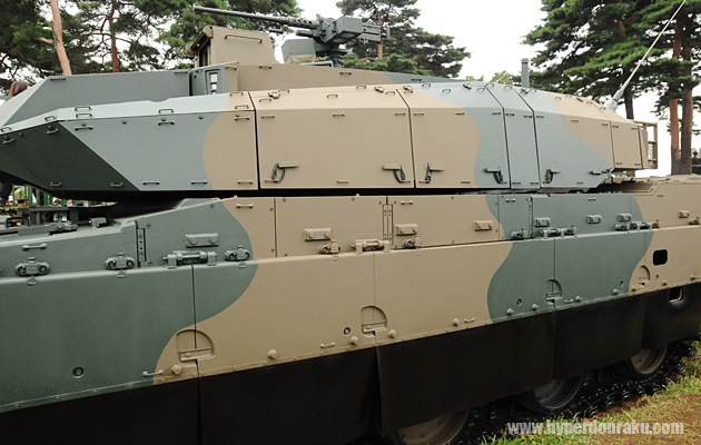 10式戦車の側面とキャタピラ部分。