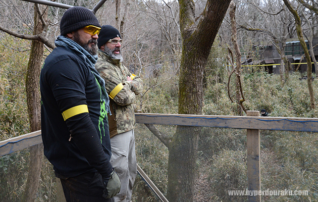 戦況を見守るクリスとジミー