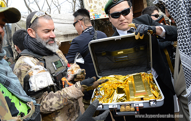 アタッシュケースの中は金の延べ棒や金貨