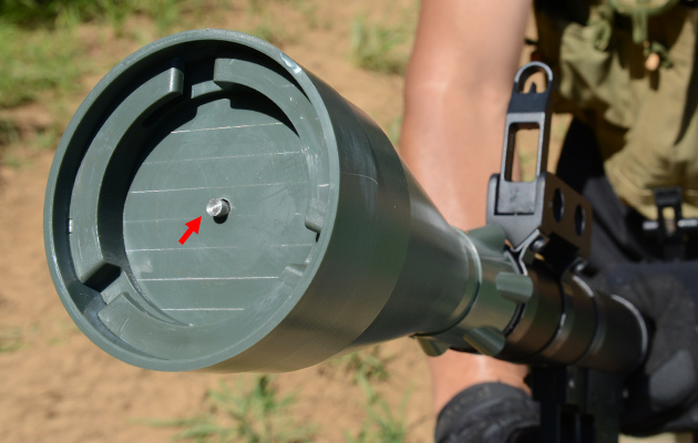 後端を押して発射