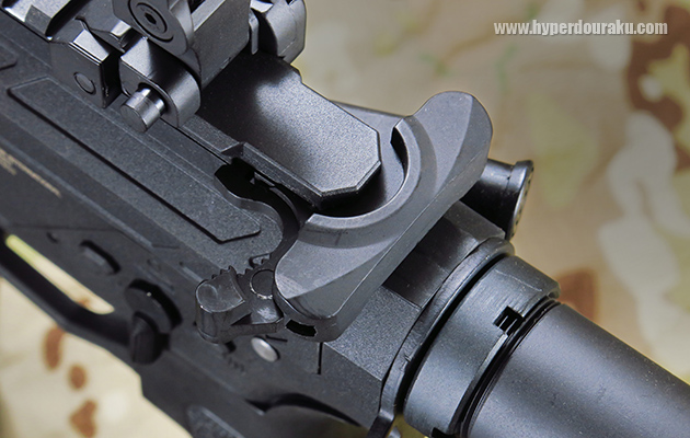 チャージングハンドル