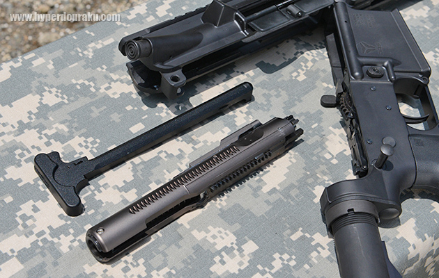 チャージングハンドルと、ボルトキャリア