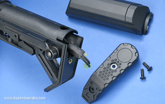 チークパッドの中にバッテリーを収納