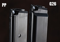 左側面からパチパチと弾を