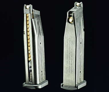 マガジンの装弾数は28発