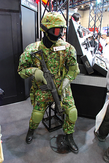 89式折曲銃床をローレディで構えた自衛官のマネキン