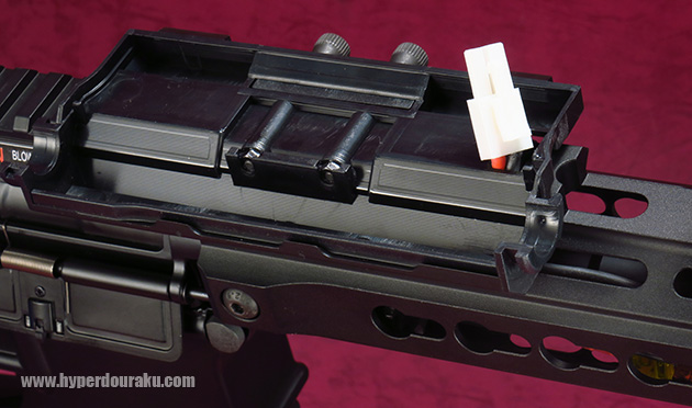 バッテリーケース底部の穴