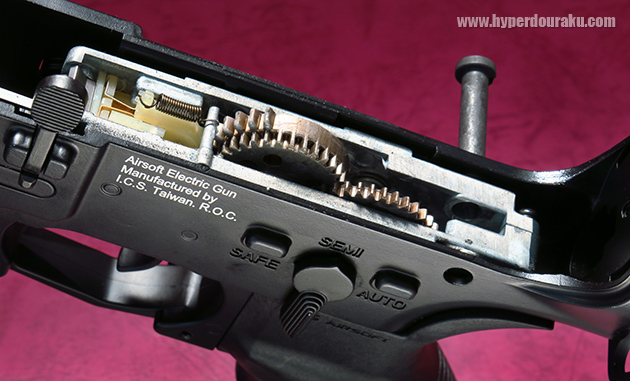 メカボックスが上下分割式