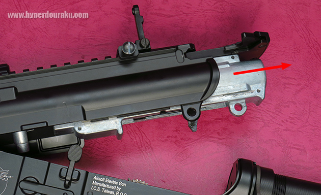 チャージングハンドルを引く