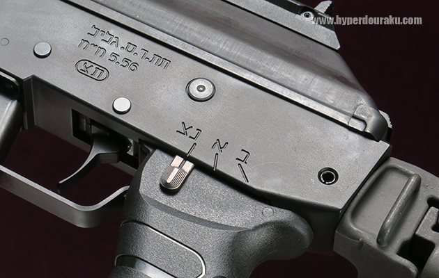 グリップ上にも実銃同様セレクター