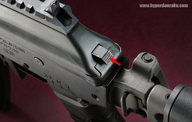 アッパーレシーバー後端のボタン