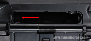 ボルトキャリアが後退