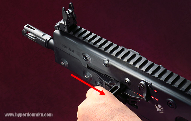 コッキングレバーを引きます