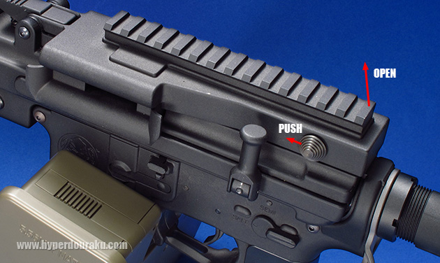 フィードカバーを開ける