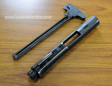 ボルトキャリアとチャージングハンドル