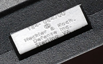 シリアルナンバープレート