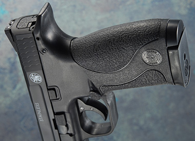 グリップの握り心地は実銃と大きく違う