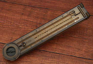 裏側のスプリングテンションのかかった給弾ノッチ