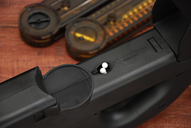 チャンバー上部に3、4発のBB弾が残る