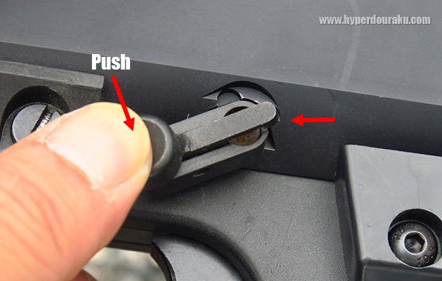 ボタンを押し、ロック除