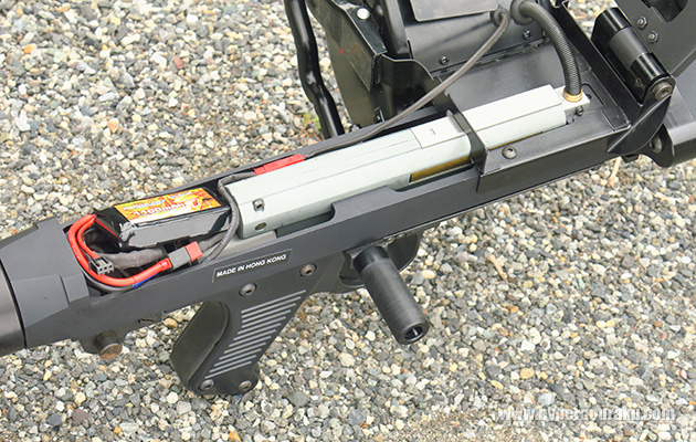 フィードカバーを開く