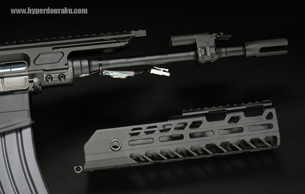 ハンドガード内にバッテリー