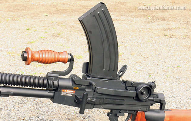 マガジンを上に差す