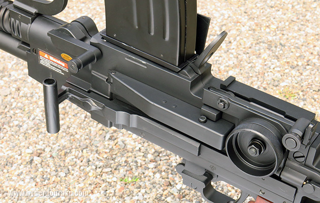 コッキングハンドル