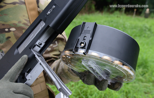 BB弾は上部のふたを開け