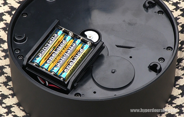 単四電池4本をセット