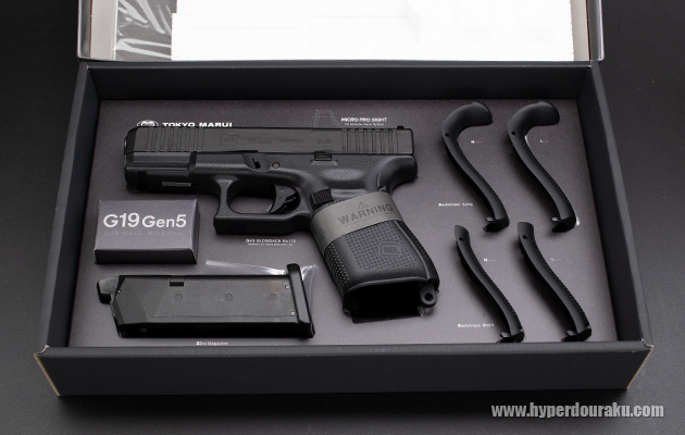 本体やマガジンが収まって