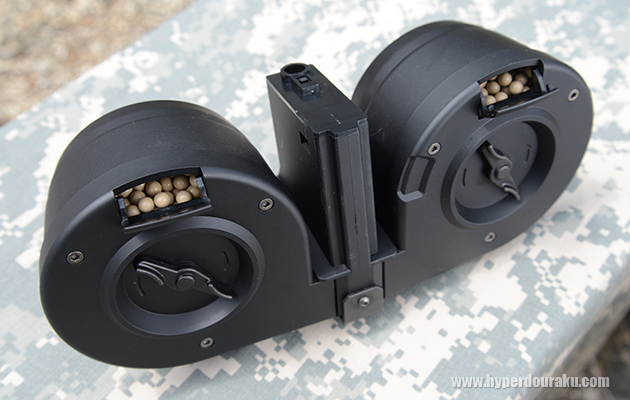 合計1200発ものBB弾を装填