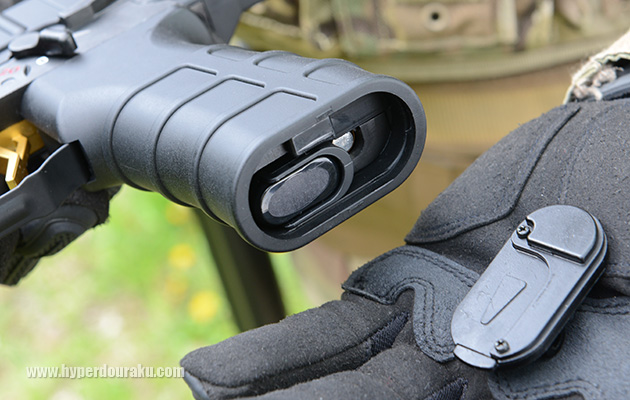 マガジン底部のノブ