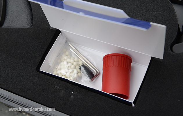 保護キャップと六角レンチ