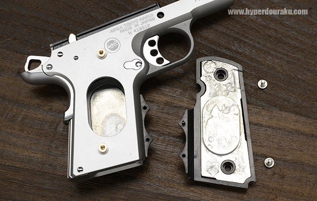 グリップはネジを取り外して