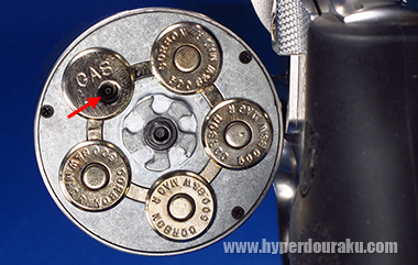 シリンダーの穴と注入バルブを合わせてガスを入れます