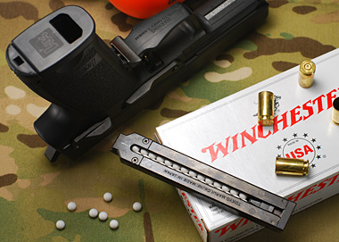 マガジンは6mmBB弾を30発装填