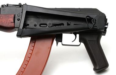 折りたたみストックを持つAKS74