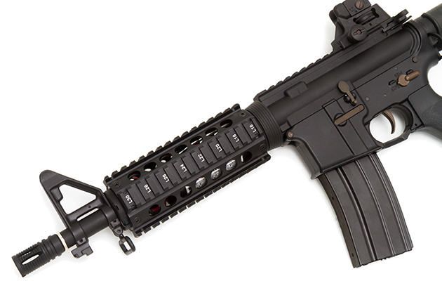 フロントサイトポストが金属製