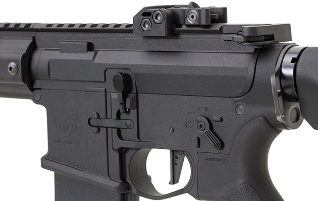 シャープなデザインのレシーバー