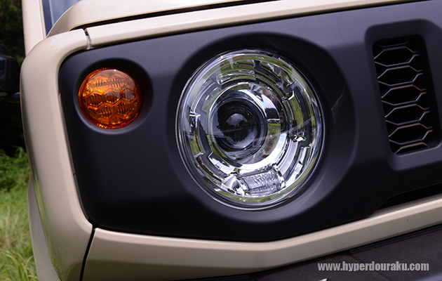 XCにはLEDヘッドライトが標準装備