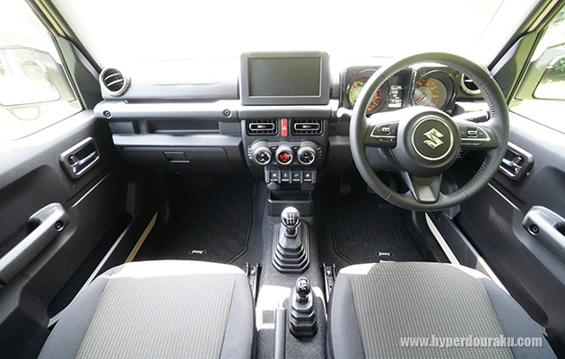 水平基調のインパネ周り