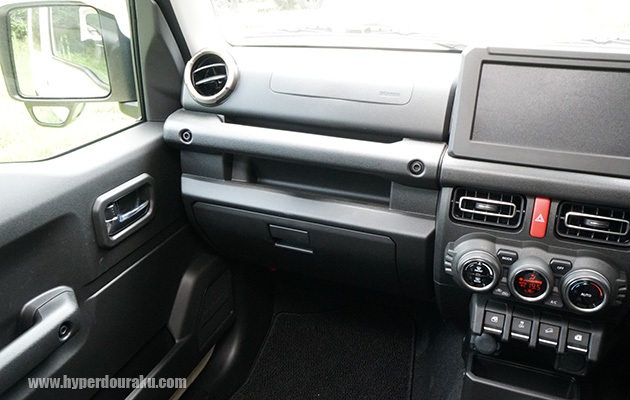 助手席側にはハンドル