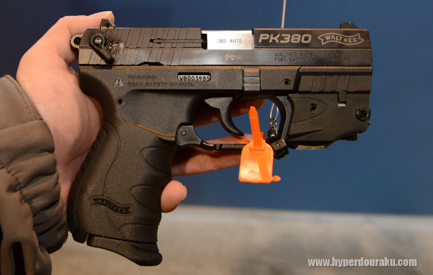 トリガーガードの先にレーザーサイトが装着